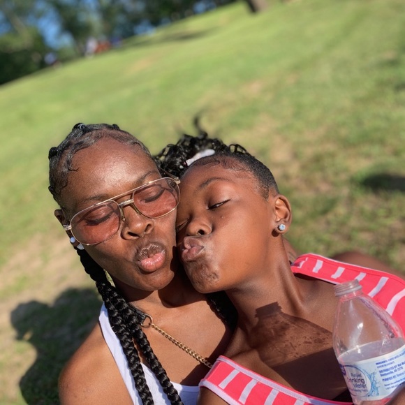 Meet your Posher, Dominique - Picture 1 of 1